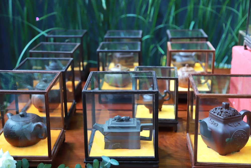 Và giữa thế giới ồn ào và vội vã, Bộ sưu tập " Tâm Trà Diệu Bảo" đã khẳng định sự độc đáo và quý giá của nghệ thuật trà truyền thống. Ảnh: Tiền Phong.