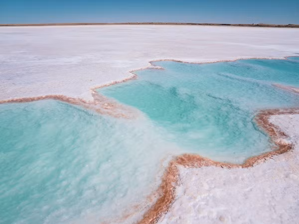 Lake Eyre là một trong những hồ nước thú vị nhất trên thế giới, vì nó chỉ xuất hiện ba năm một lần và thường được mô tả như là "một hiện tượng độc đáo và kỳ lạ trong thế giới địa chất."