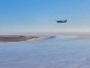 Vì địa hình của khu vực, khi mưa thì nước từ đồng bằng sau những ngọn núi đá vôi sẽ lưu về hồ nước kỳ lạ này làm tăng mực nước. Điều đặc biệt là, hồ Eyre chỉ có nước khi mưa nhiều vào mùa hè, vì vậy nó xuất hiện ba năm một lần.