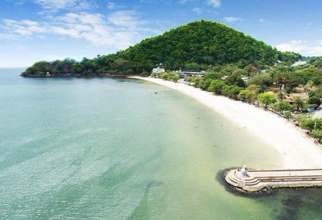 Nó nằm ở chính bãi cát dài 500 mét ở vịnh Hạ Phong.