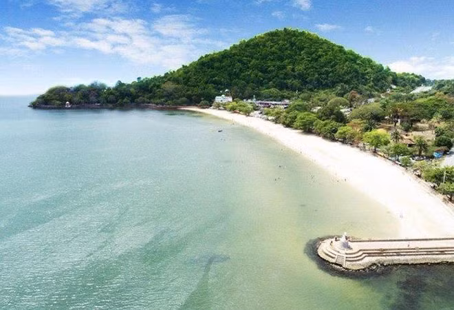 Nó nằm ở chính bãi cát dài 500 mét ở vịnh Hạ Phong.