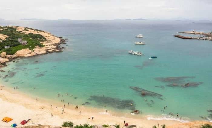 Với diện tích hơn 3000 hecta, đảo Miếu Loan nằm ở giữa chuỗi đảo Giai Bồng thuộc quần đảo Vạn Sơn, đông nam thành phố Chu Hải, Trung Quốc.