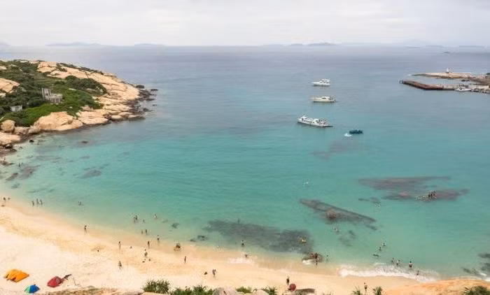 Với diện tích hơn 3000 hecta, đảo Miếu Loan nằm ở giữa chuỗi đảo Giai Bồng thuộc quần đảo Vạn Sơn, đông nam thành phố Chu Hải, Trung Quốc.