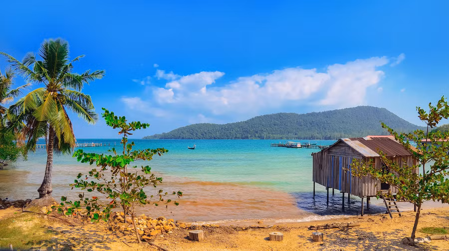 Nước biển ngấm qua tầng tầng lớp lớp cát mịn. Trong quá trình này, muối và các chất khoáng khác bám vào đá vôi trong cát, chỉ để lại nước ngọt.