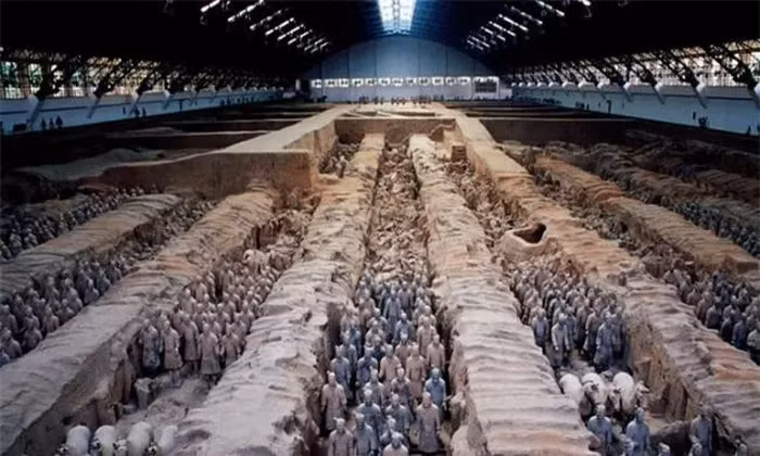 Đội quân đất nung được bố trí một cách rất thông minh để bảo vệ lăng mộ của hoàng đế. Theo tài liệu lịch sử, Đội quân đất nung được bố trí thành các đội tương đương với cách bố trí của một quân đội truyền thống.