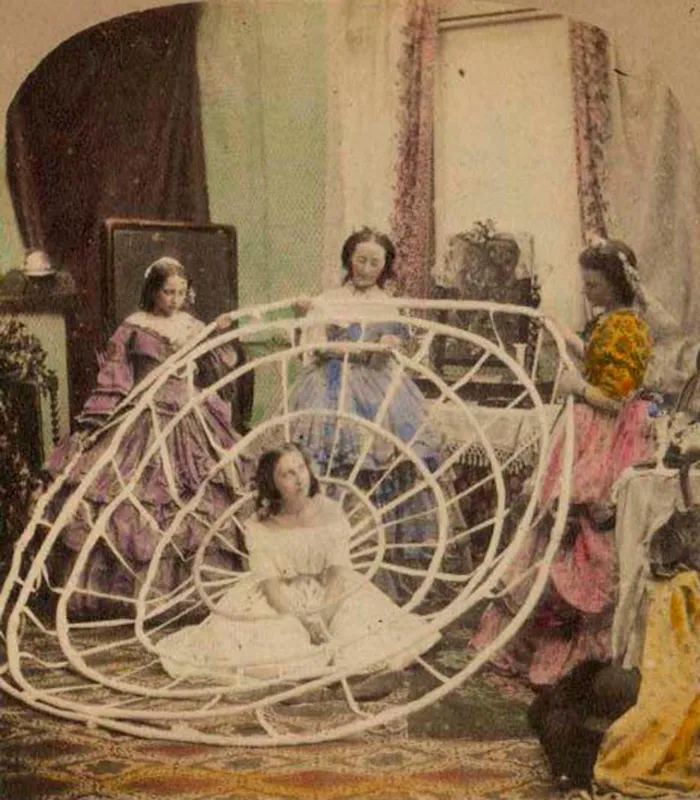 Đặc điểm nổi bật của Crinoline là hình dáng phồng rộng và xòe ra từ eo trở xuống, tạo cho người mặc một vẻ ngoại hình tráng lệ và sang trọng.