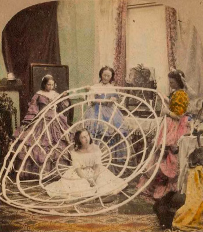 Đặc điểm nổi bật của Crinoline là hình dáng phồng rộng và xòe ra từ eo trở xuống, tạo cho người mặc một vẻ ngoại hình tráng lệ và sang trọng.