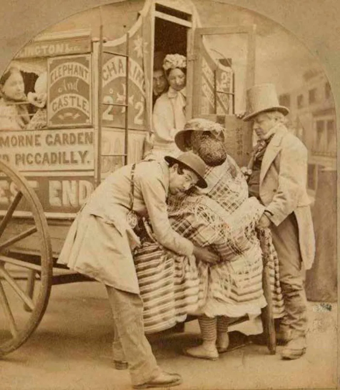 Dù là một trào lưu thời trang nổi tiếng nhưng đã có tới hơn 3.000 phụ nữ châu Âu chết vì mẫu váy này. Nguyên nhân là do váy quá to dài và cồng kềnh, dễ vướng vào nến hoặc bắt lửa gây hỏa hoạn hoặc móc vào các đồ vật khi tham gia giao thông và cả những lý do ít ai ngờ tới như vướng vào bánh xe ngựa, ngã xuống hồ, vướng vào diều hay súc vật...