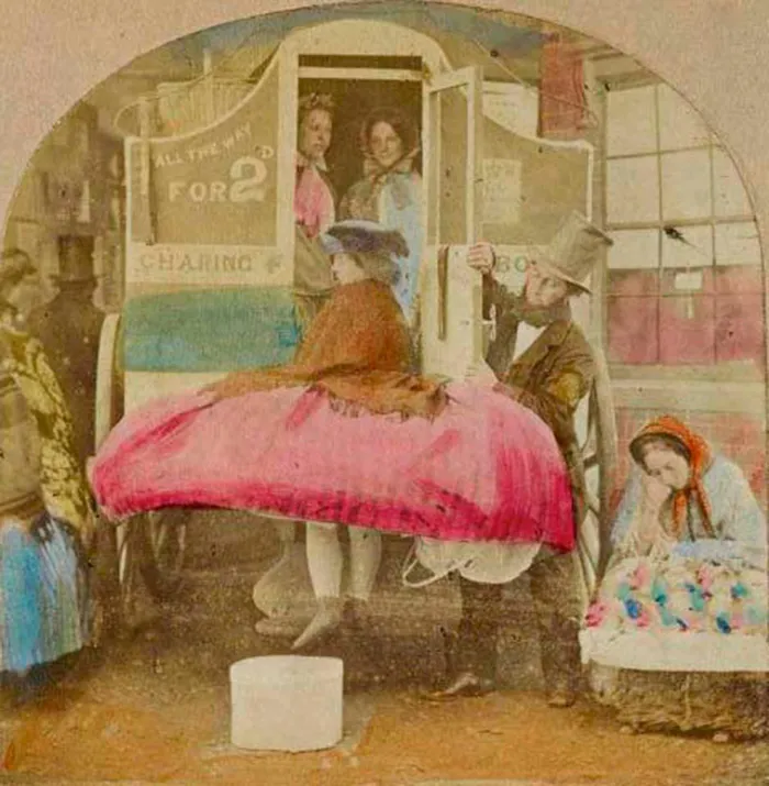 Với chiều rộng của váy, việc di chuyển trong không gian hẹp hoặc ngồi trên ghế trở thành một thách thức lớn. Hơn nữa, khung xương thép có thể gây chấn thương nếu không được sử dụng cẩn thận.