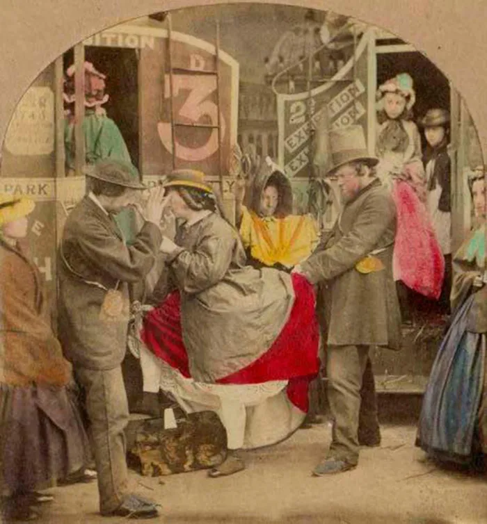 Nhưng Crinoline đã mang đến một xu hướng mới, với hình dáng phồng toàn bộ từ eo trở xuống, giúp tôn lên vẻ đẹp nữ tính và phong cách cổ điển.