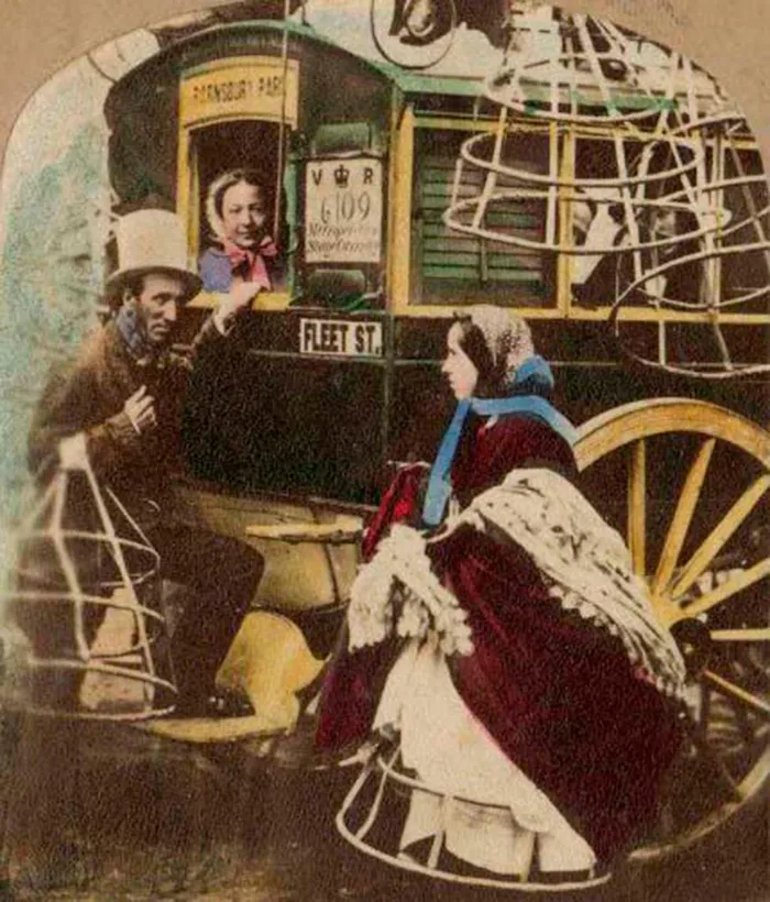 Tuy nhiên, Crinoline cũng mang theo những hạn chế và rủi ro. Vì khung xương thép bên trong váy, phụ nữ phải đối mặt với việc di chuyển cồng kềnh và không thoải mái.