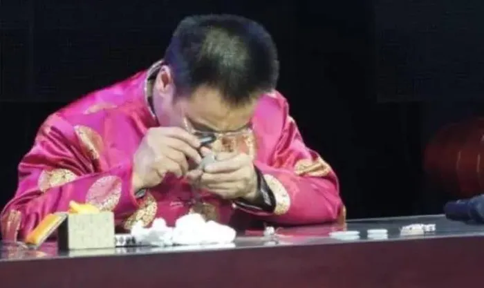 Ngay khi vừa xem xét kỹ miếng ngọc ve sầu, chuyên gia ngay lập tức hỏi cô gái một câu: "Cô lấy dũng khí ở đâu?"