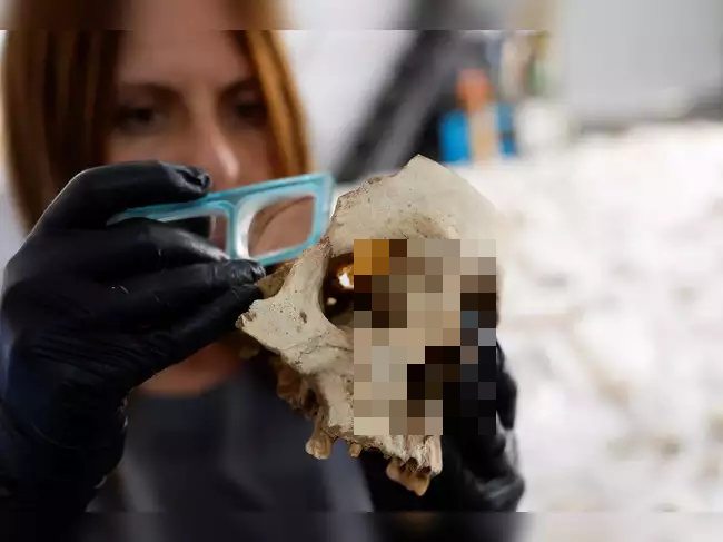 Với các vị trí kỳ lạ trên vách đá ở đảo Grand Canaria, những hài cốt nằm úp mặt đã thu hút sự chú ý của cả cộng đồng khoa học và công chúng. Một số giả thuyết đã được đưa ra để giải thích hiện tượng đáng ngạc nhiên này.