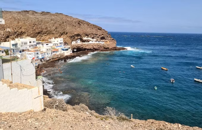 Hiện các chuyên gia chưa tìm thấy bất cứ món đồ hay vật liệu nào để cung cấp manh mối xung quanh hài cốt khiến cho danh tính của chúng càng trở nên bí ẩn.