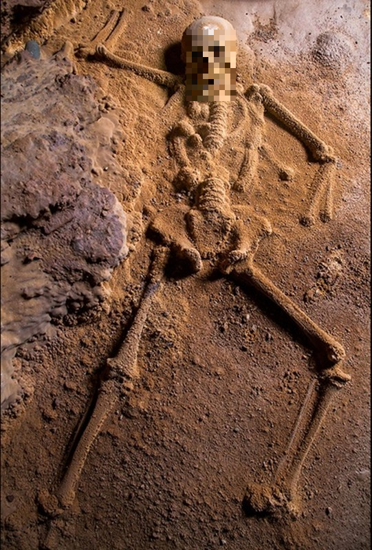 Nhưng có cũng có ý kiến cho rằng cô gái trẻ này có thể đã được chế tác bằng pha lê trong quá trình hiến tế, để tưởng nhớ và truyền bá một thông điệp tôn giáo đặc biệt.