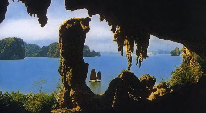 Hàng trăm hang động đã được khám phá, trong đó có những hang động nổi tiếng như Hang Đầu Gỗ, Hang Trống (còn gọi là Hang Sư tử), Hang Sửng Sốt và Hang Mê Cung.