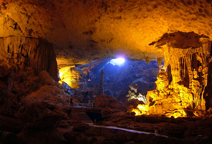 Các hang động được tạo thành từ hàng triệu năm qua qua quá trình đá vôi và kẽm thạch kết hợp với sự tác động của nước biển và thời tiết.