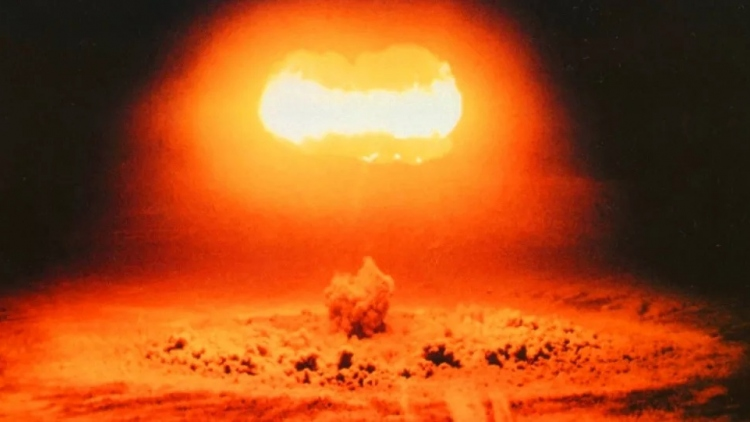  Bụi phóng xạ được giữ lại trong đất, trong nước và trong không khí, và có thể tác động nếu tiếp xúc với con người và động vật.