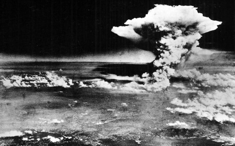 Khi các vụ nổ bom hạt nhân xảy ra, các loại phóng xạ như urani và plutoni đã phóng tán khắp nơi trong một vùng rộng lớn, và chúng có thể còn ở trong môi trường suốt hàng trăm năm sau đó.