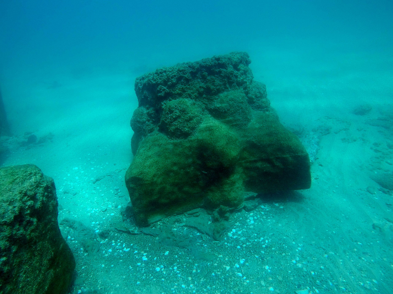 Chiếc cột đá này là hàng hóa được chở trên con tàu ma đã "lẩn trốn" dưới đáy biển suốt 1.800 năm, nhờ có cơn bão quét qua nên mới phát hiện thấy.