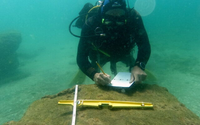 Các cuộc khảo sát sơ bộ cho thấy con tàu có thể đã gặp bão ở vùng nước nông và cố gắng thả neo, nhưng cuối cùng vẫn bị đắm.