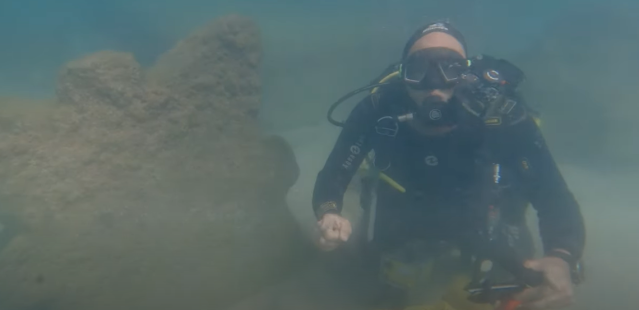 Và rồi một cuộc khảo sát đã được mở ra, vật thể lạ được xác định là một cột đá cẩm thạch La Mã khổng lồ, có chiều dài lên tới 6 m.