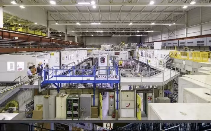 Giai đoạn đầu tiên trong quy trình này là chuẩn bị nguyên liệu. Các phản vật chất thường được tạo ra bằng cách va chạm các hạt nhân. Do đó, việc chuẩn bị các hạt nhân là một bước quan trọng.