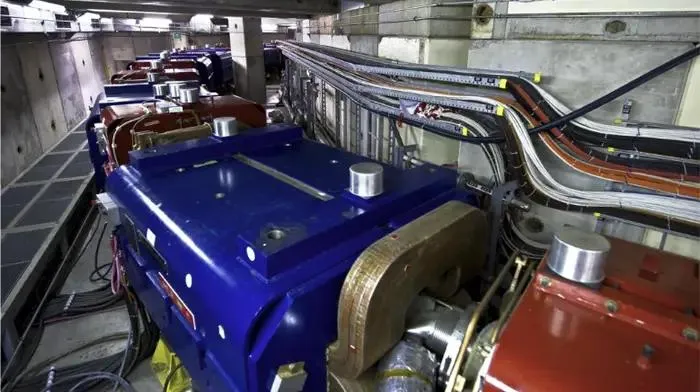 Các hạt nhân sau đó được hướng vào nhau và va chạm tại các điểm tương đối.