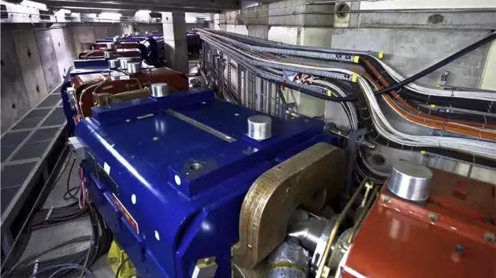 Các hạt nhân sau đó được hướng vào nhau và va chạm tại các điểm tương đối.