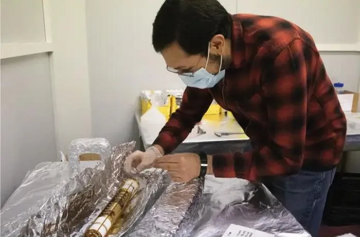 Sau khi thu thập dữ liệu và phân tích, các phản vật chất được nghiên cứu để hiểu về tính chất và cấu trúc cơ bản của chúng.