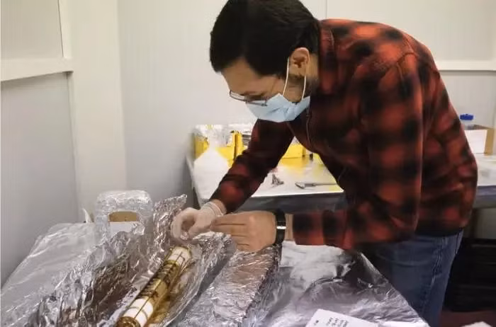 Sau khi thu thập dữ liệu và phân tích, các phản vật chất được nghiên cứu để hiểu về tính chất và cấu trúc cơ bản của chúng.