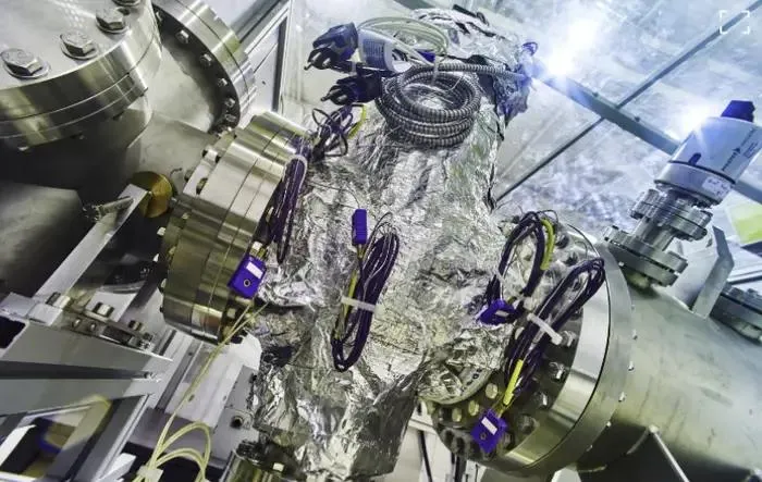 Do đó, các hệ thống phát hiện phản vật chất được sử dụng để ghi lại các sự kiện va chạm và thu thập dữ liệu về các phản vật chất tạo thành.