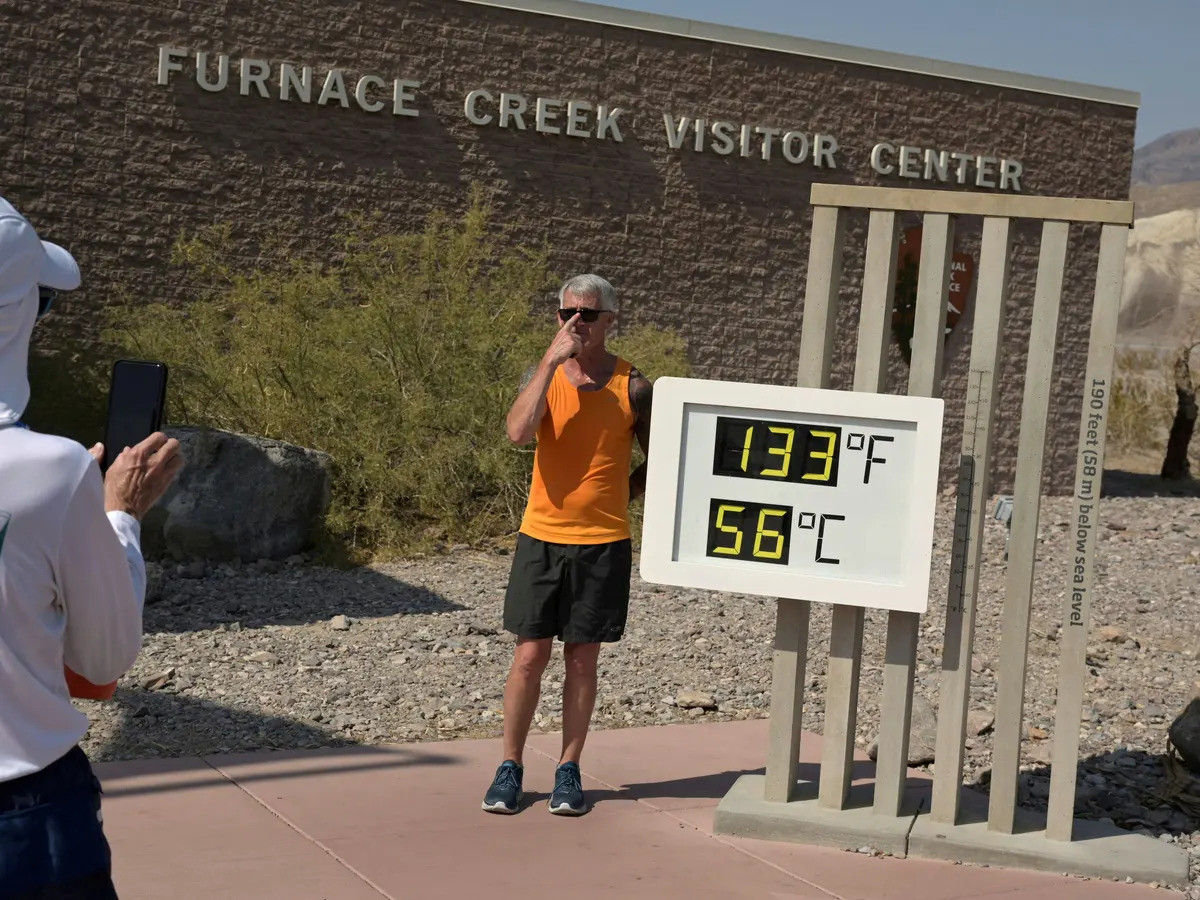 Nằm gần biên giới giữa hai bang của Mỹ là California và Nevada, Công viên quốc gia Death Valley là nơi nóng nhất trên Trái đất, với nhiệt độ mùa hè lên tới 56 độ C ngay cả trong bóng râm. Đây cũng là nơi khô hạn nhất ở Bắc Mỹ, với lượng mưa trung bình dưới 50mm. Tuy nhiên, chính điều kiện khắc nghiệt và cảnh quan khô cằn ở đây lại biến công viên này trở thành nơi lý tưởng để nghiên cứu về người ngoài hành tinh.