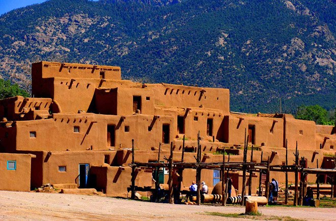 1. Taos Hum, tiếng kêu tần số thấp bí ẩn và mờ nhạt trong không khí sa mạc ở thành phố Taos, New Mexico trong nhiều năm khiến người ta khó chịu và bối rối.