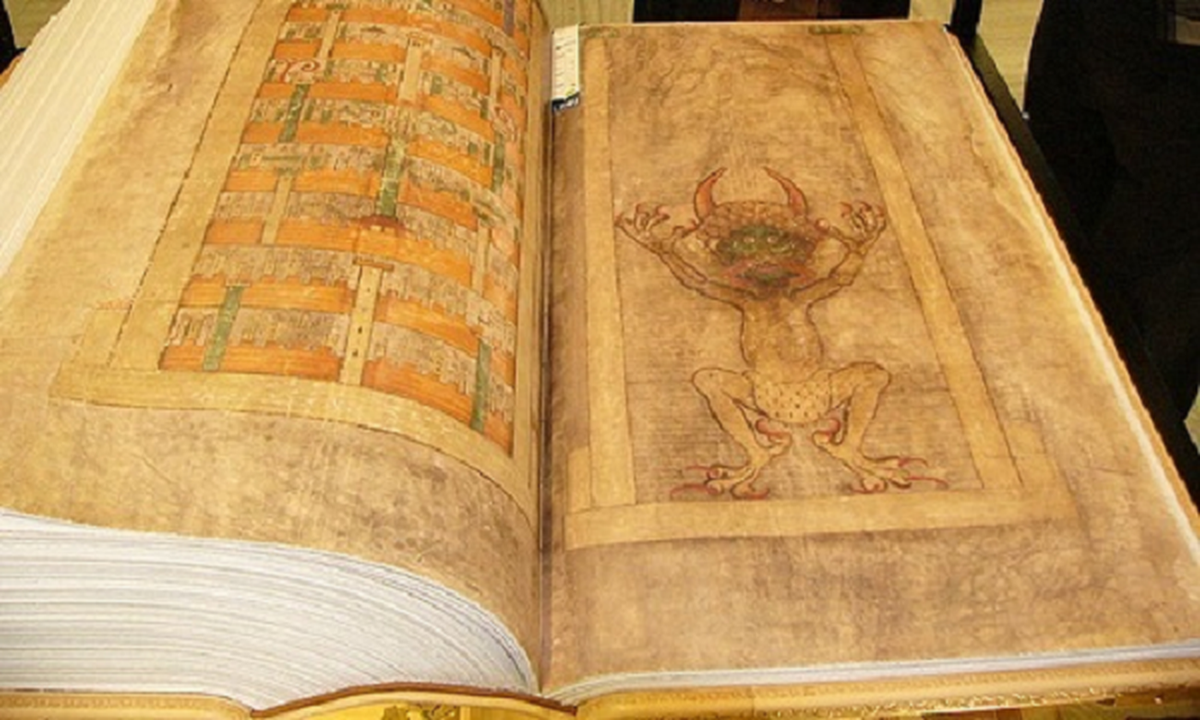 4. Dù tên gọi có nghĩa "Cuốn sách khổng lồ" (Giant Book) trong tiếng Latinh, Codex Gigas thường được biết đến nhiều hơn với biệt danh "Kinh Quỷ dữ". Cuốn sách bọc da bí ẩn ra đời vào thế kỷ 13 này là bản thảo lớn nhất còn tồn tại từ thời Trung cổ, được lưu giữ ở hầm chứa của Thư viện Quốc gia Thụy Điển.