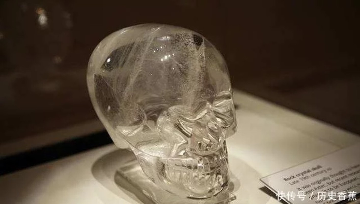Điều khiến các chuyên gia bất ngờ là những hộp sọ người làm bằng thạch anh (một dạng pha lê trong suốt) được đánh bóng hoàn hảo và có kích thước y tương đương của con người.