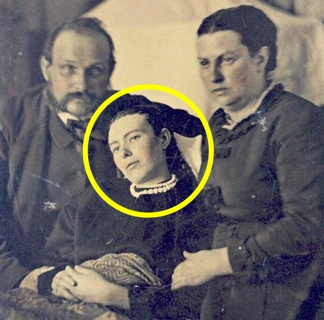 4. Chụp ảnh cùng người chết: Một phong tục khác nghe có vẻ rất đáng sợ. Tuy nhiên, trong thế kỷ 19, đó là một cách để bảo tồn ký ức của những người thân yêu đã qua đời.