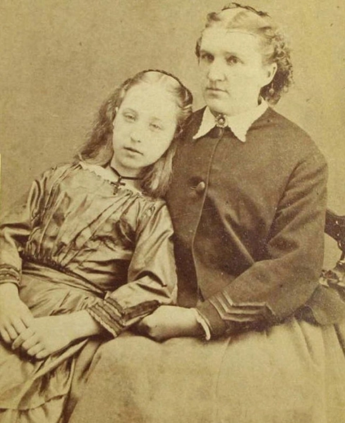 Theo nguyên tắc, các xác chết sẽ được trang điểm và vận trang phục bình thường để xuất hiện trong bức ảnh chụp cùng gia đình: họ sẽ được đặt trong các tư thế tự nhiên, đôi mắt nhắm sẽ được vẽ kín trên mí như hình trên.