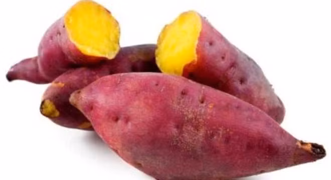 Khoai lang. Thay thế ăn cơm bằng ăn khoai lang cũng giúp bạn giảm đi một nửa số calo dung nạp vào cơ thể. Trong khoai lang có chứa hàm lượng beta carotene, vitamin C, ka li và chất xơ rất tốt cho tiêu hóa. Có rất nhiều cách để chế biến khoai lang bạn có thể luộc, nướng hoặc sử dụng kết hợp với bơ/pho mát ít béo. Đây cũng là một trong những thực phẩm giúp giảm cân hiệu quả. 