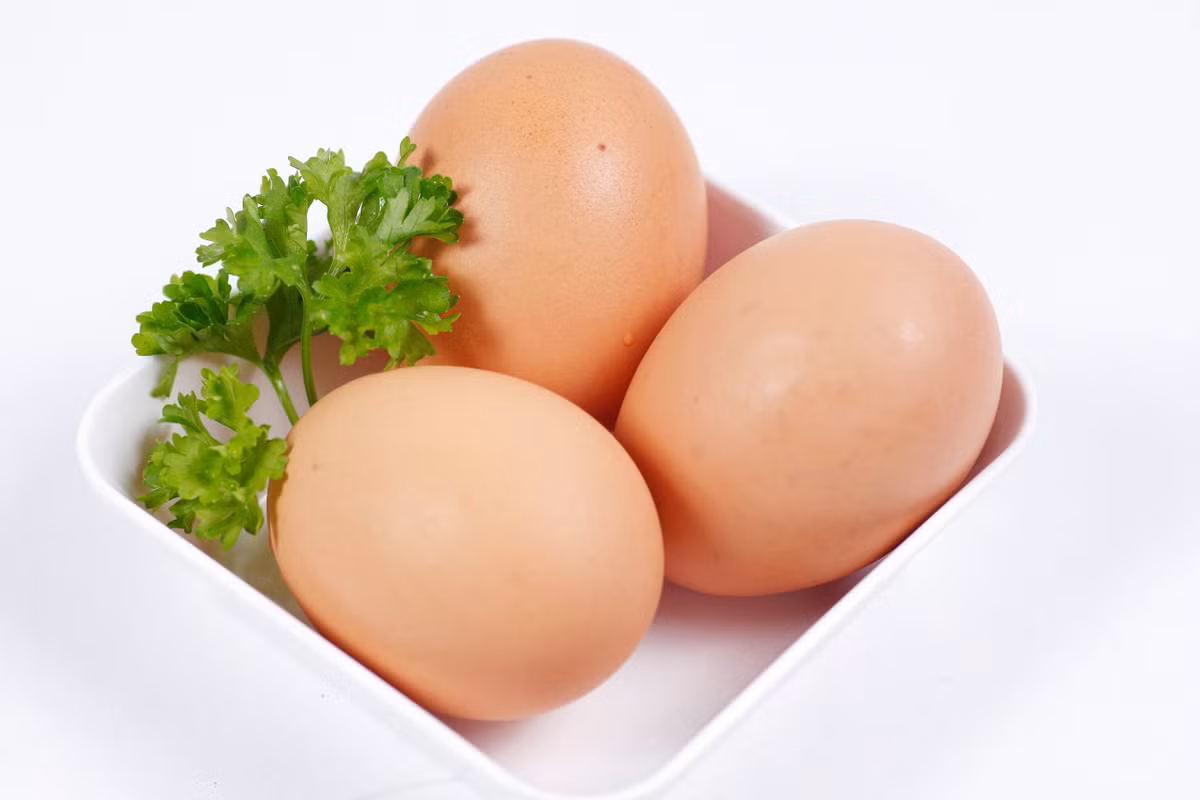 Trứng gà. Khi đói, bạn có thể ăn một quả trứng gà hoặc các thực phẩm từ trứng khác sẽ giúp bạn có cảm giác no. Một quả trứng gà chỉ chứa 75 calo nhưng chứa tận 7g protein chất lượng cao. Nếu bạn có tiền sử lipit máu cao, thì chỉ nên ăn phần lòng trắng trứng.