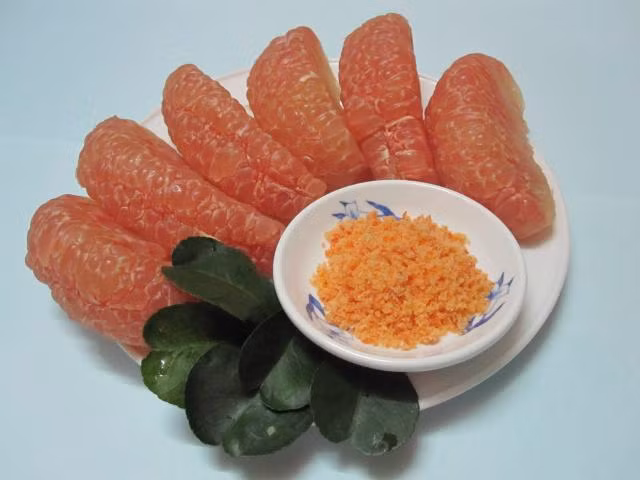 Bưởi có chứa một lượng lớn các chất xơ hòa tan, giúp kéo dài thời gian tiêu hóa, tăng cảm giác no ngoài ra bưởi chứa các chất hòa tan trong chất béo nên giúp cơ thể đốt cháy chất béo tốt hơn. Ăn nửa quả bưởi trong bữa sáng bạn sẽ thấy hiệu quả giảm cân rõ rệt.