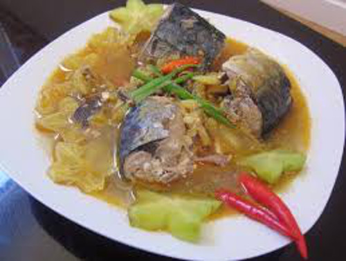 Cá nục kho khế. Vị chua thanh của khế thấm vào trong cá, làm thịt cá vừa ngọt, vừa có vị chua nhẹ. Cá nục làm sạch, cắt đôi, để ráo. Sau khi phi thơm hành tỏi ,cho cá nục vào rán sơ. Việc rán này sẽ giúp cá dai và thơm hơn. Tiếp theo cho cá vào nồi cùng muối, hạt nên, tiêu, nước mắm. Ảnh: cakholangvudai