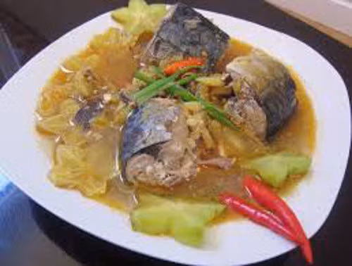 Cá nục kho khế. Vị chua thanh của khế thấm vào trong cá, làm thịt cá vừa ngọt, vừa có vị chua nhẹ. Cá nục làm sạch, cắt đôi, để ráo. Sau khi phi thơm hành tỏi ,cho cá nục vào rán sơ. Việc rán này sẽ giúp cá dai và thơm hơn. Tiếp theo cho cá vào nồi cùng muối, hạt nên, tiêu, nước mắm. Ảnh: cakholangvudai