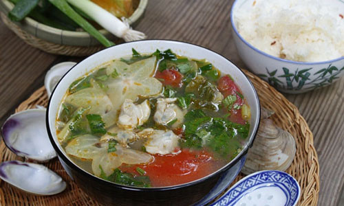 Cho phần nước luộc ngao đã lắng kỹ cát vào, đun sôi. Nêm gia vị vừa ăn. Kế đến cho thịt ngao, khế chua thái lát vào. Tiếp tục đun sôi khoảng 5 phút. Cho hành lá thái nhỏ, ớt thái lát vào rồi tắt bếp. Canh ngao nấu khế chua có vị ngọt thanh nhẹ, rất hợp trong những ngày hè oi nóng. Ảnh: monan9