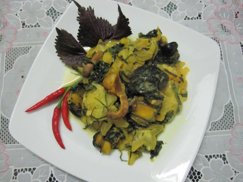 Phi hành củ cho thơm rồi bỏ ốc vào đảo nhanh tay. Ốc vừa chín tới, xúc ra để riêng. Tiếp tục cho khế vào đảo chín với nước ốc xào. Khi khế ngấm mắm muối, đổ ốc vào xào lẫn, nêm lại mắm muối cho vừa ăn. Cho dọc hành và tía tô vào đảo đều. Xúc ra đĩa, rắc ớt thái mỏng lên trên. Ốc xào khế ăn cùng với cơm nóng hay bún đều rất ngon. Ảnh: vandinh