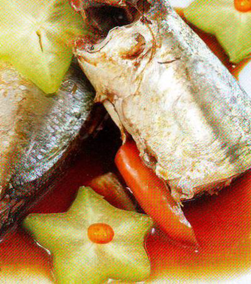 Đun cho cá sôi rồi đổ thêm nước sôi gần ngập mặt cá. Tiếp tục đun trên lửa liu riu để cá thấm gia vị. Khi cá săn cứng thì cho khế thái mỏng và ớt vào. Để lửa liu riu cho cá và khế thấm đều gia vị. Cá chín mềm, nêm lại gia vị cho vừa ăn rồi tắt bếp. Cá nục kho khế thơm ngon hơn khi dùng với cơm nóng. Ảnh: cakholangvudai