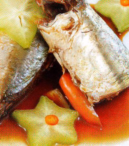 Đun cho cá sôi rồi đổ thêm nước sôi gần ngập mặt cá. Tiếp tục đun trên lửa liu riu để cá thấm gia vị. Khi cá săn cứng thì cho khế thái mỏng và ớt vào. Để lửa liu riu cho cá và khế thấm đều gia vị. Cá chín mềm, nêm lại gia vị cho vừa ăn rồi tắt bếp. Cá nục kho khế thơm ngon hơn khi dùng với cơm nóng. Ảnh: cakholangvudai