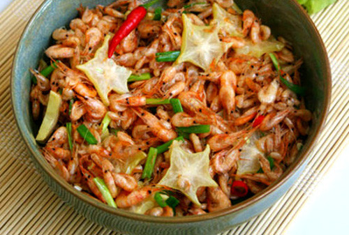 Tiếp theo đổ tôm vào đảo đều. Nêm gia vị vừa ăn theo khẩu vị. Rắc hành lá và hạt tiêu lên trên trước khi múc ra bát. Vị đậm đà của tôm cùng vị hơi chua của khế khiến cho món ăn trở nên ngon miệng mà giản dị. Ảnh: baothaibinh