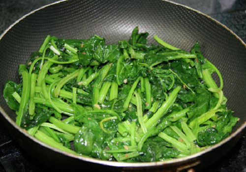 Rau chân vịt xào tỏi. Đây là món ăn dân dã, ngon miệng, lại không sợ béo phì. Xào rau chân vịt rất đơn giản và nhanh. Rau chân vịt rửa sạch, cắt khúc, để cho ráo nước. Tỏi bóc vỏ, đập dập, băm nhỏ. Sau khi phi thơm tỏi, cho rau chân vịt vào xào cùng 1 thìa canh dầu hào, ½ thìa cà phê hạt nêm. Có thể cho thêm ớt nếu thích ăn cay. Ảnh : vitomsau