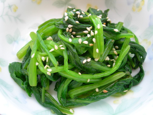 Đun nóng dầu mè rồi đổ rau chân vịt vào đảo đều. Nêm nếm gia vị vừa miệng. Trộn đều vừng rang với nước tương rồi rưới đều vào chảo rau. Xếp rau ra đĩa và thưởng thức. Ảnh: wordpress